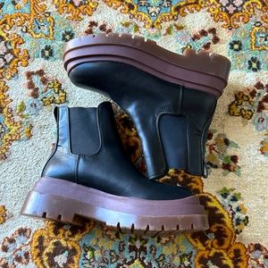 New Urban Outfitters “Betty Boot” Chelsea Style Platform Boot size 8/39